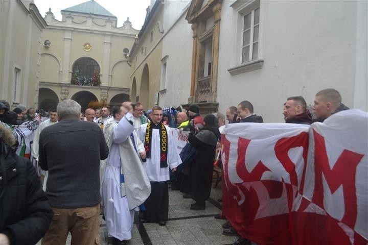 Częstochowa: Piłkarscy kibice opanowali jasnogórski szczyt. To już ich siódma pielgrzymka [ZDJĘCIA]