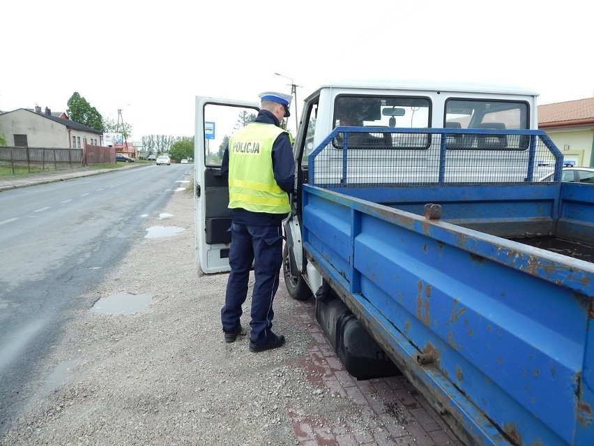 Radziejowscy policjanci sprawdzają autokary, którymi dzieci jeżdżą na wycieczki. A także busy i inne pojazdy