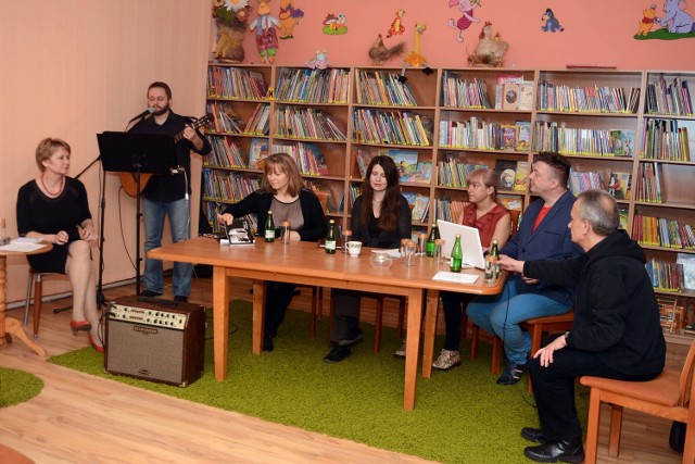 Na swoje pierwsze, oficjalne spotkanie Drezdenecka Scena Literacka zaprosiła poetów z Grupy Literycznej Na Krechę, skupiającej artystów m.in. z Poznania, Nowego Tomyśla, Grotowa i Drezdenka.