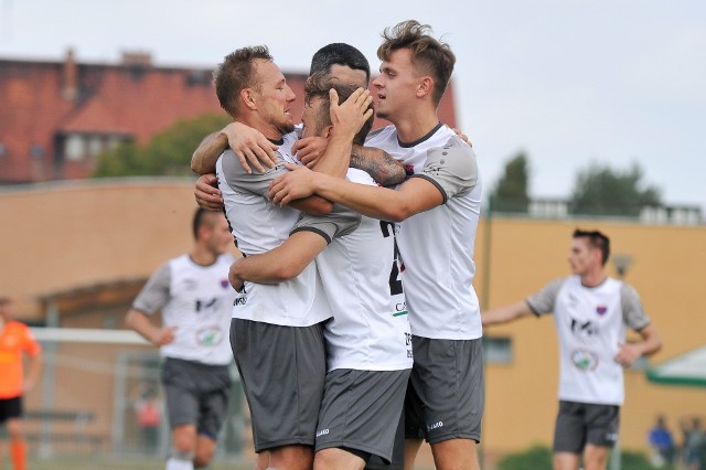 Piłkarze Starowic mogą zakończyć ten sezon w znakomitych humorach. Mogą wygrać i Puchar Polski, i awansować do 3. ligi.