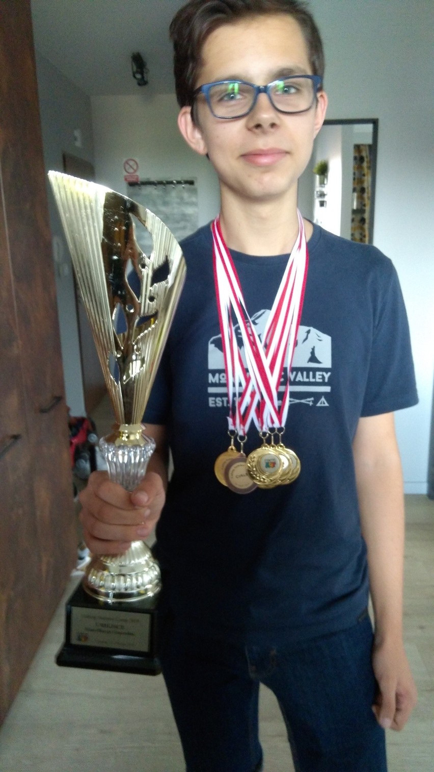 Szymon Brzana z Lasowic Wielkich startuje w Mistrzostwach Polski Juniorów w Speedcubingu. Ułożenie kostki zajmuje mu do 10 sekund