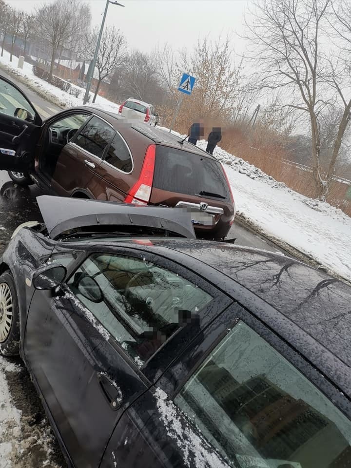 Dąbrowa Górnicza: zderzenie trzech samochodów przed przejściem dla pieszych. Wystarczyła chwila nieuwagi 