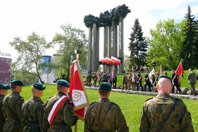 Pomnik Bohaterów Ziemi Białostockiej przy placu Uniwersyteckim.