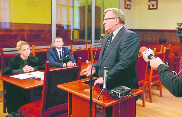 Torunianin Remigiusz Dominiak (siedzi) twierdzi, że chciał tylko wręczyć ulotki. Niedawno sam Bronisław Komorowski przyznał w sądzie, że czuł zagrożenie. Borowcy mają podobne zdanie