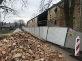 Radny zawiadamia prokuraturę o katastrofie budowlanej w Radłowie. Ekspertyza ma pokazać, w jakim stanie jest częściowo zawalony spichlerz