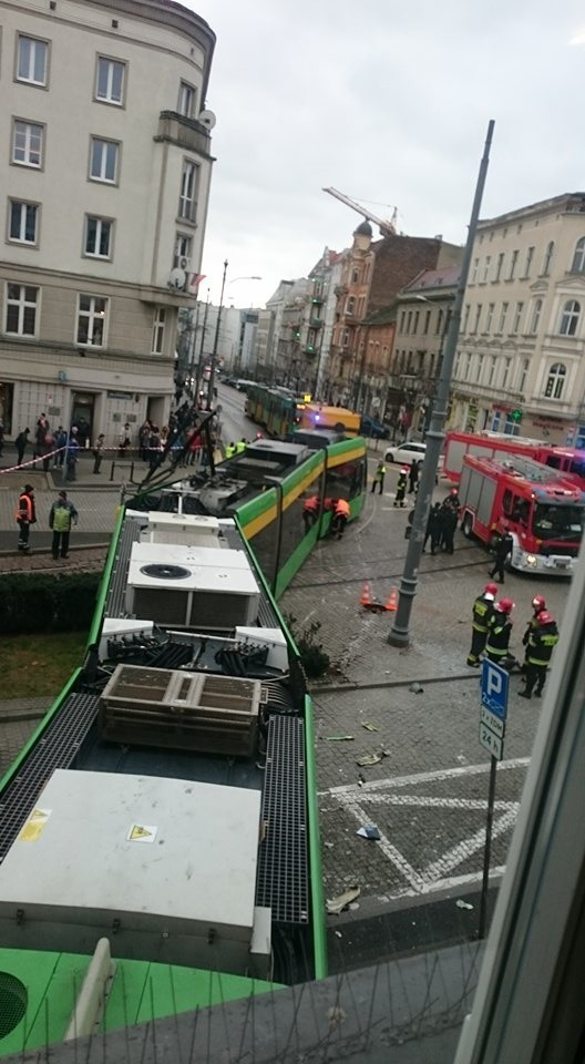 Marcinkowskiego: Groźny wypadek w centrum. Tramwaj wbił się...