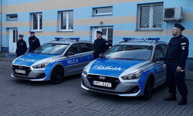 Dwa oznakowane auta marki hyundai i30 trafiły do KPP w Golubiu-Dobrzyniu. Zakup jednego radiowozy wsparły lokalne samorządy