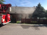 Pożar domu drewnianego w Sieprawiu. Zadysponowano liczne jednostki straży pożarnych