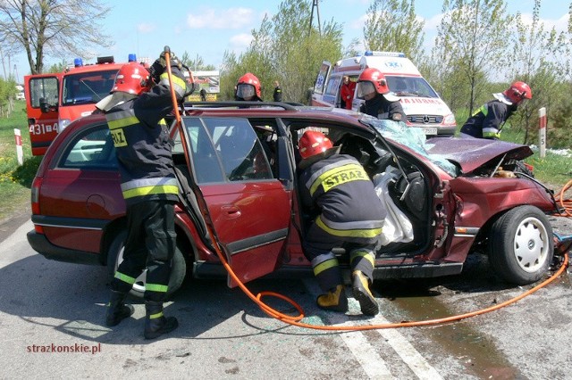 W wypadku w końskich zginął 25-letni kierowca volkswagena. Auto zderzyło się czołowo z oplem omega i dachowało.