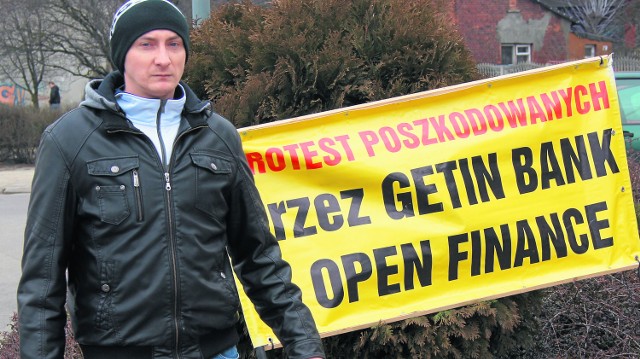 Zrobieni w polisolokaty piszą protest zbiorowyMariusz Jakubowski zorganizował protest pod radomszczańskim oddziałem Getin Banku