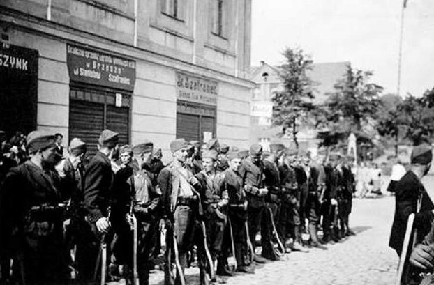 Zbiorowe zdjęcie oddziału Freikorpsu, dowodzonego przez Hansa-Otto Ramdohra. Wykonano je w dniu egzekucji na rynku w Orzeszu