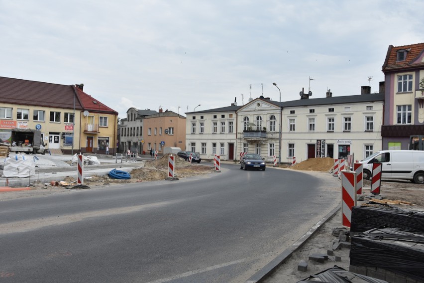 Rynek w Mroczy wciąż rozkopany. Centrum miasta ukaże się w nowej krasie pod koniec lata (zdjęcia)