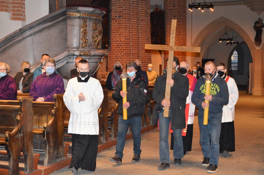 Opole. Bezdomni przygotowali drogę krzyżową w katedrze opolskiej