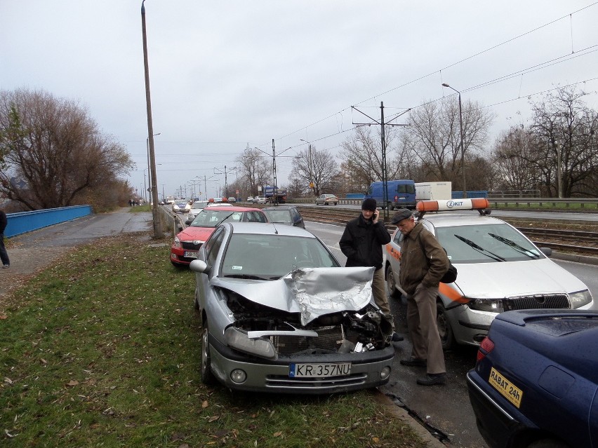 Wypadek na Dąbiu. Zderzenie kilkunastu samochodów