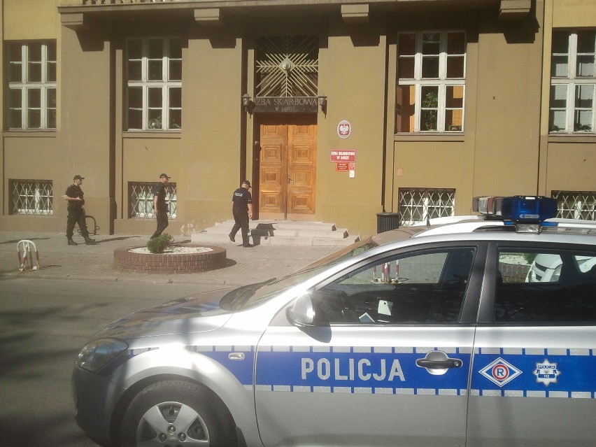 Alarmy bombowe w Urzędzie Wojewódzkim i w Izbie Skarbowej [ZDJĘCIA]