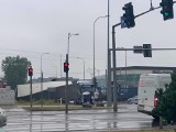 Łomża. Wypadek na przejeździe kolejowym. Lokomotywa uderzyła w ciężarówkę. Zablokowana ulica Poznańska 