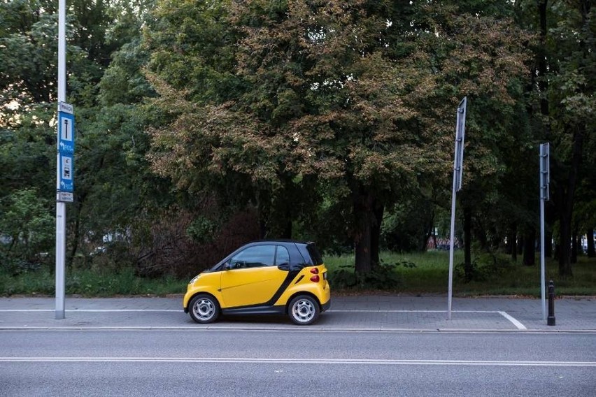 Zanim kierowca zaparkuje powinien zasygnalizować zamiar...