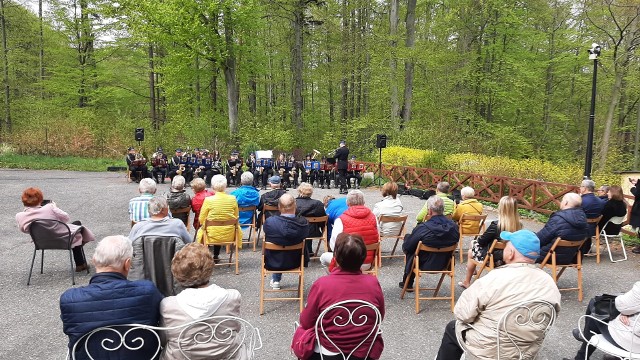 Koncert promenadowy w parku zdrojowym w Głuchołazach. Takie koncerty będą się odbywać w każdą niedziele maja przy dawnym ośrodku Górnik