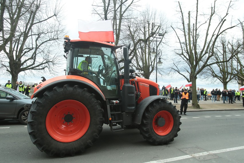 Protest rolników przed Urzędem Wojewódzkim w Szczecinie. "Nie damy rady wyżyć"