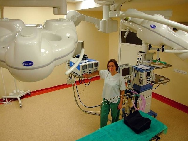 Krapkowicki szpital dysponuje personelem i odpowiednim sprzętem medycznym do przeprowadzania zabiegów bariatrycznych. Stół operacyjny udźwignie pacjenta ważącego nawet 200 kg.