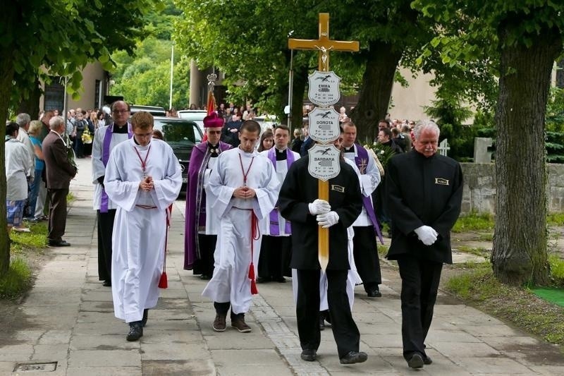 Wrocław: Pogrzeb ofiar rodzinnej tragedii na Hubach [ZDJĘCIA]