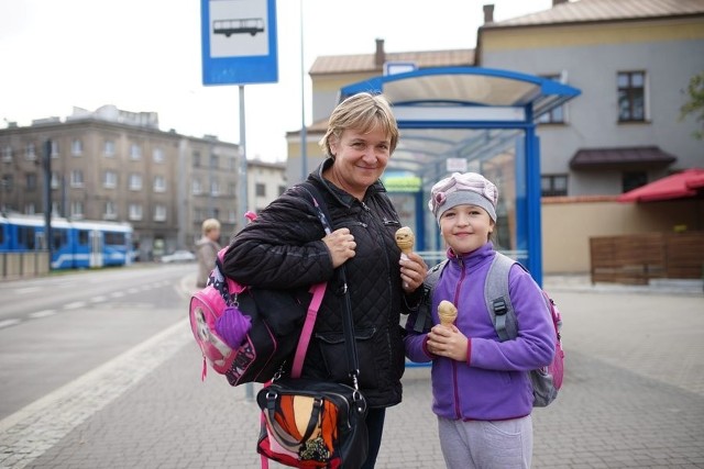 Danuta Bogacz ze swoją córką Magdą Pająk, uczennicą szkoły podstawowej. Wszystko wskazuje na to, że już niebawem Magda będzie jednym z ok. 36 tysięcy dzieci, które będą mogły jeździć bez biletu