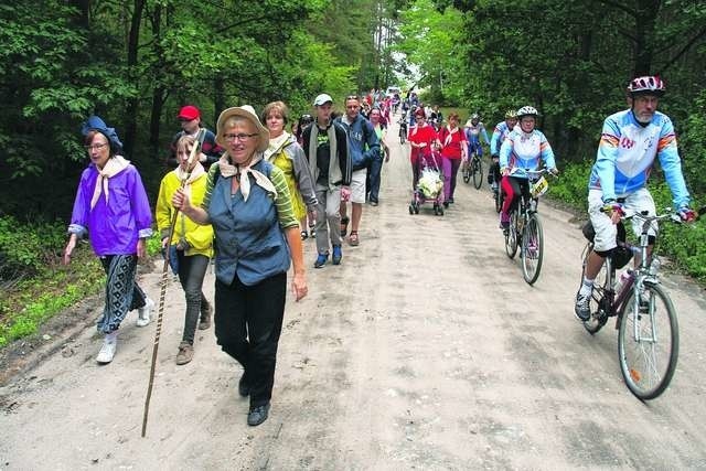 Na niektórych odcinkach piechurom towarzyszyli rowerzyści