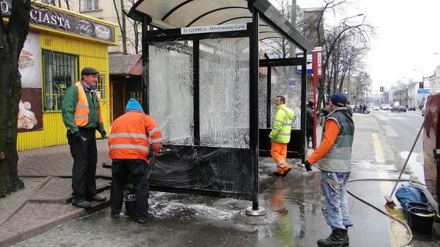 Jedna z firm dokładnie umyła przystanek autobusowy przy ulicy 25 czerwca w Radomiu.