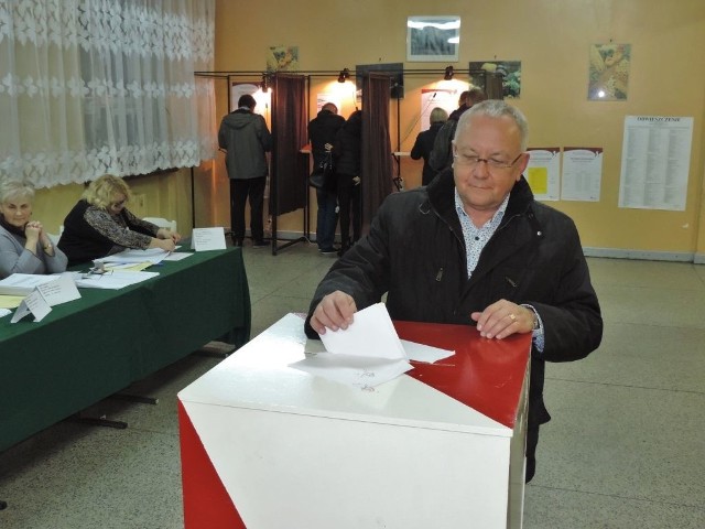 Kandydat na senatora Jacek Olech swój głos oddał krótko po godzinie 18.