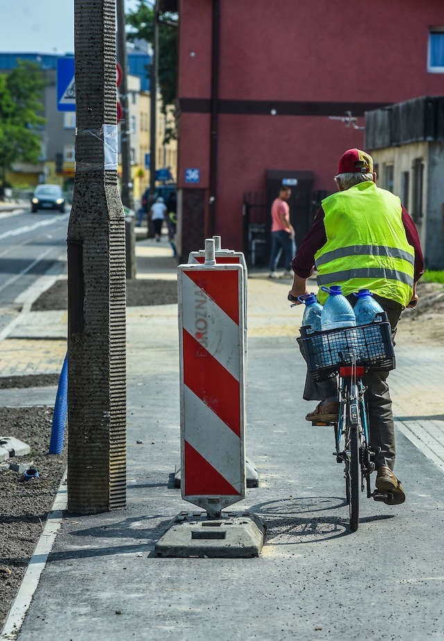 Rowerzyści muszą omijać latarnię szerokim łukiem. Zarząd Dróg Miejskich i Komunikacji Publicznej zapewnia, że wykonawca robót ją zdemontuje