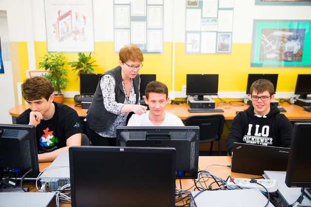 Michał Łopata (od lewej), Piotr Kuczko i Franek Budrowski uczą się programowania pod okiem Iwony Bujnowskiej
