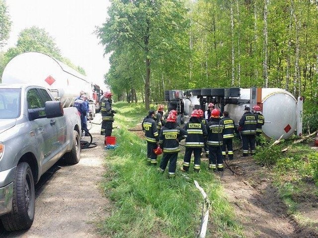 Cysterna przewróciła się na zakręcie DK-46. Usuwanie skutków wypadku może potrwać do poniedziałkowego wieczora