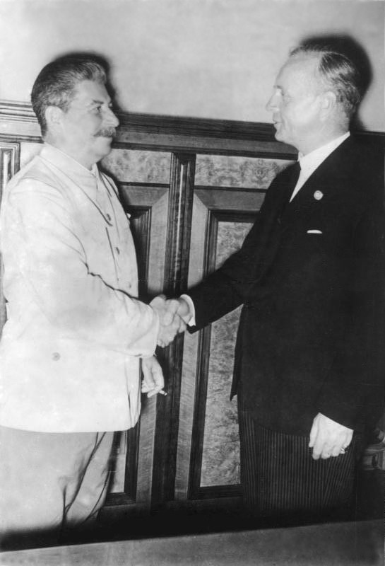 Józef Stalin z Joachimem von Ribbentropem w Moskwie, 23 sierpnia 1939 roku