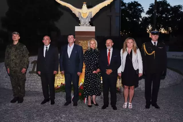 Władze powiatu przysuskiego i Gminy Przysucha złożyli kwiaty pod pomnikiem Orła Białego w Skrzyńsku.