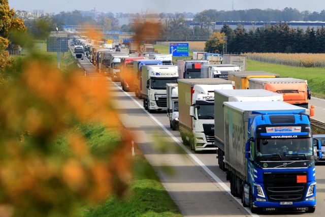 Kierowcy liczyć się muszą ze sporymi utrudnieniami w obu kierunkach na autostradzie A4. Korki tworzą się w trzech miejscach 16.11.2022