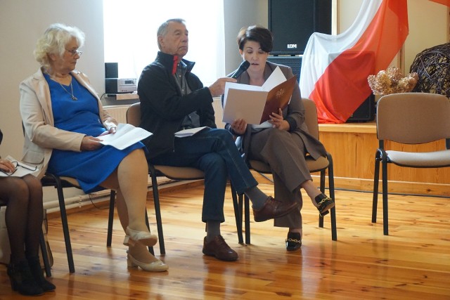 Do wspólnego czytania przyłączyła się także Aleksandra Kubińska, burmistrz Koprzywnicy - z prawej.