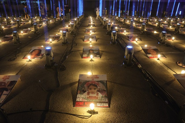 Światła symbolizujące porwanych przez Hamas. Izraelskie wojsko szacuje, że w atakach 7 października uprowadzono 224 osoby