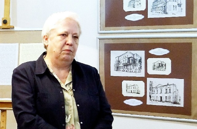 Red. Jolanta Młodecka, a w tle niektóre z jej rysunków prezentowanych w inowrocławskim saloniku.
