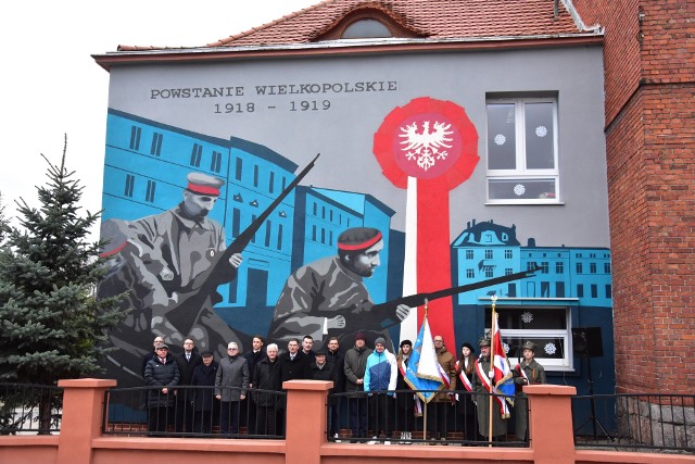 Odsłonięcie muralu Powstania Wielkopolskiego na budynku Szkoły Podstawowej nr 1 w Żninie 27.12.2022.