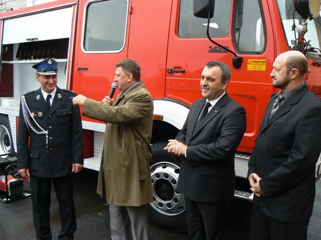 Prezes strażaków z Niestachowa Kazimierz Kozioł odbiera klucze do strażackiego "mercedesa&#8221; od burmistrza Daleszyc Wojciecha Furmanka.