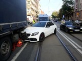 Wypadek na ul. Traugutta we Wrocławiu. Mercedes uderzył w TIR-a [ZDJĘCIA]