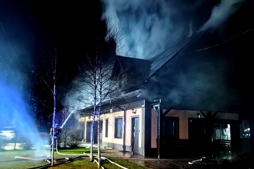 53 strażaków gasiło pożar w pensjonacie w Łętowni koło Strzyżowa. Istniała groźba wybuchu zbiornika z gazem [ZDJĘCIA]