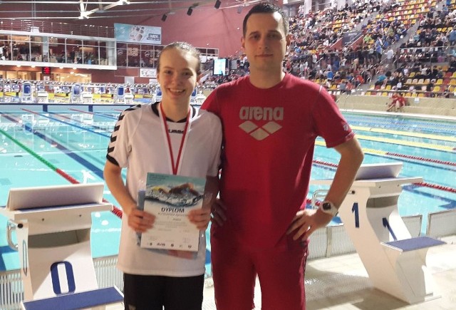 Zdobywczyni złotego medalu Agnieszka Rutkowska wraz z trenerem Dariuszem Grondziewskim na pływalni w Olsztynie.