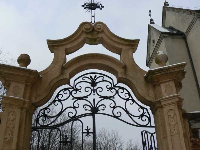 Brama klasztoru na Karczówce
