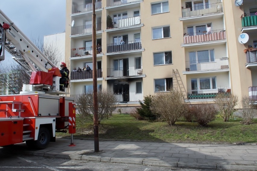Spłonęło mieszkanie na ul. Bora Komorowskiego. Dwie osoby w szpitalu [zdjęcia, wideo] 