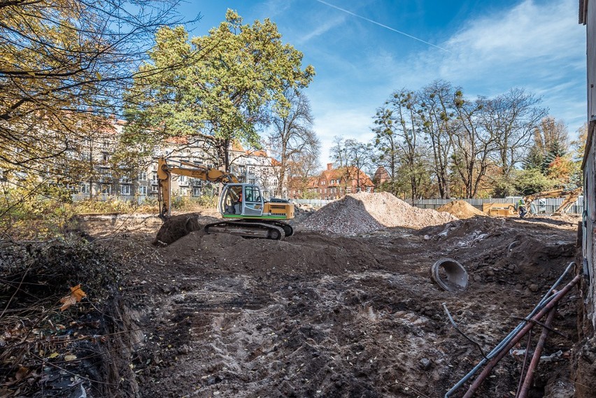 Wrocław: Remont pałacyku, a obok nowoczesne budynki [ZOBACZ]