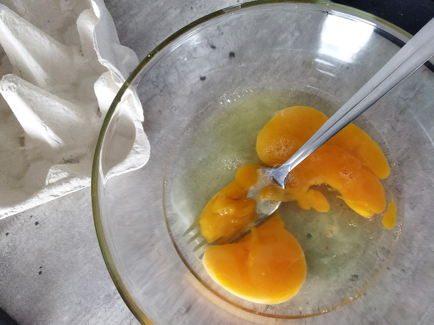 Wbij jajka do miseczki, dodaj wodę lub mleko i roztrzep...