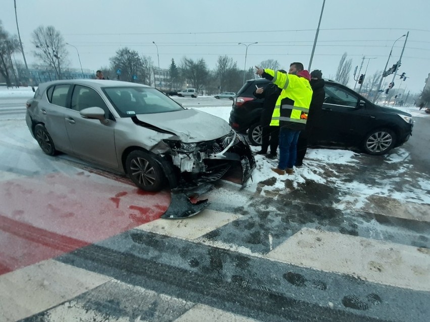 Wypadek na skrzyżowaniu ul. Obornickiej i Bałtyckiej we Wrocławiu [ZDJĘCIA]