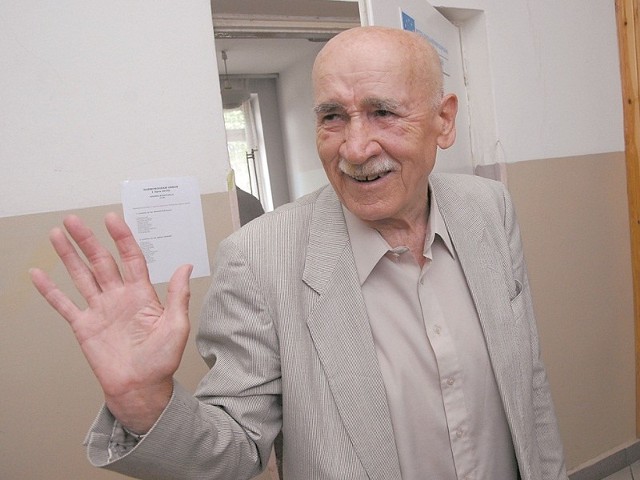 Ludzie Jerzy Królewiecki, 87-latek ze Słupska, rozpoczął dzisiaj studia magisterskie na Uniwersytecie Mikołaja Kopernika w Toruniu. Będzie studiował fizykę z astronomią.