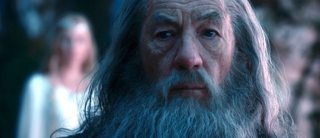 To czarodziej Gandalf (Ian McKellen) namówi kochającego spokój domowego zacisza Bilbo na niebezpieczną wyprawę